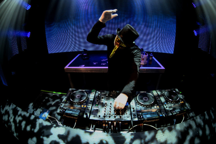 La première Fiestòn, ospite Claptone ai Magazzini Generali di Milano